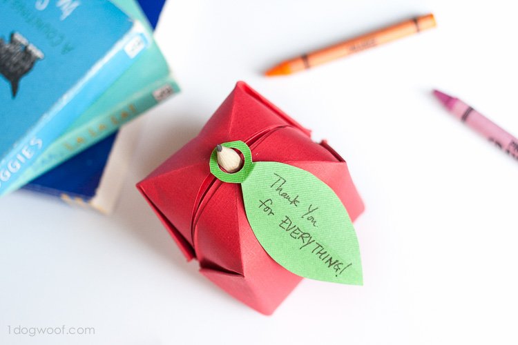 Add a personalized note on this origami apple favor!  | www.1dogwoof.com