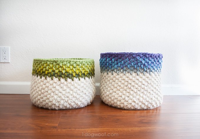 I love the color mixture on these crocheted baskets!  | www.1dogwoof.com