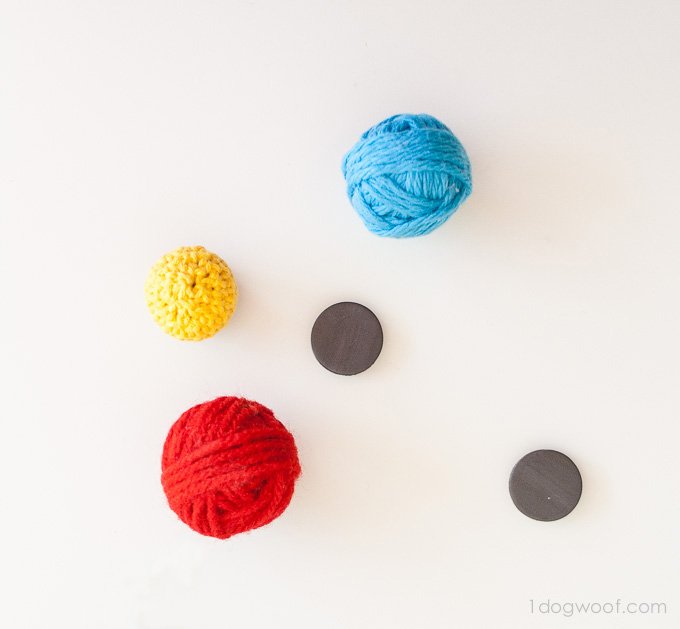Fun yarn ball magnets - great scrapbuster! | www.1dogwoof.com