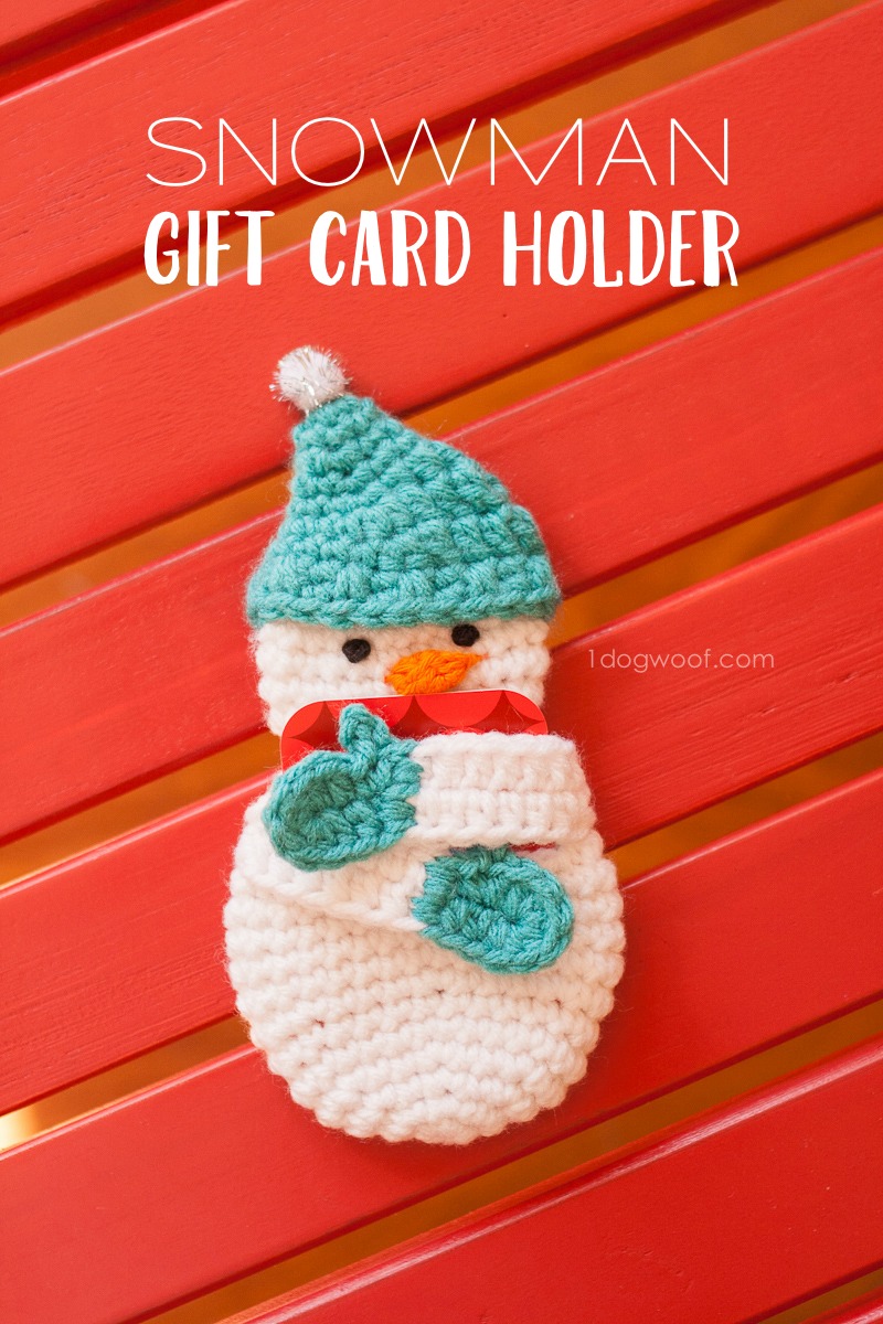 The gift that keeps on giving? Why not dress up a plain gift card this year with an adorable snowman gift card holder? Free pattern! | www.1dogwoof.com