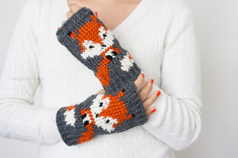Fox fingerless gloves crochet pattern FREE | www.1dogwoof.com