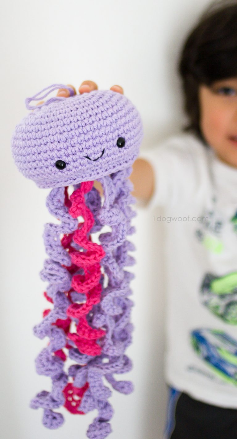 Cute crochet jellyfish, FREE pattern | www.1dogwoof.com