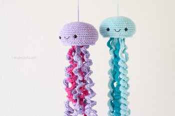 Cute crochet jellyfish, FREE pattern | www.1dogwoof.com
