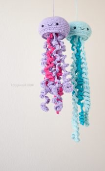 Cute crochet jellyfish, FREE pattern | www.1dogwoof.com