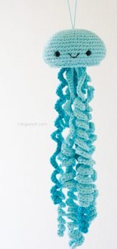 Cute crochet jellyfish, FREE pattern | www.1dogwoof.com