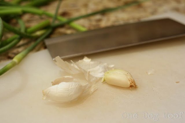How to Peel Garlic | One Dog Woof | #cookingtips 