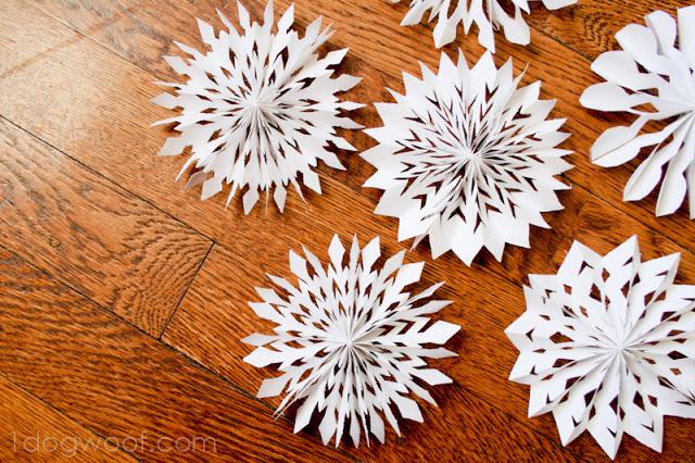 Medallion Snowflakes | One Dog Woof | #papercrafts #winter #holidays