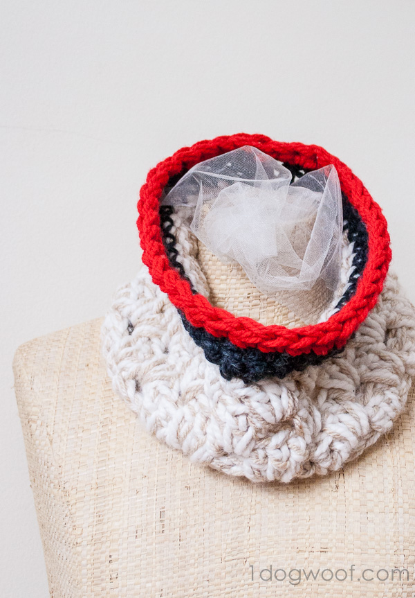 free pattern for an Anthropologie inspired crochet chunky cowl | www.1dogwoof.com | #crochet #scarf