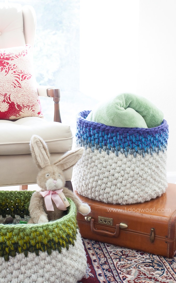 Beautiful color block crochet baskets - free pattern! | www.1dogwoof.com