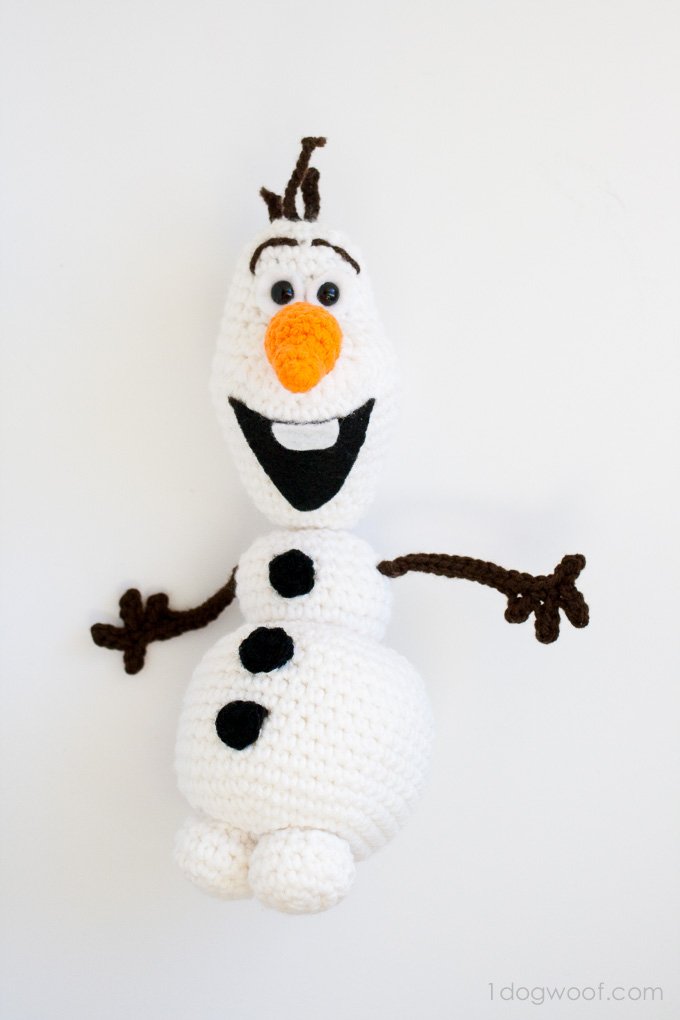 Check out this amazing Olaf from Frozen! Olaf Crochet Amigurumi free pattern from www.1dogwoof.com