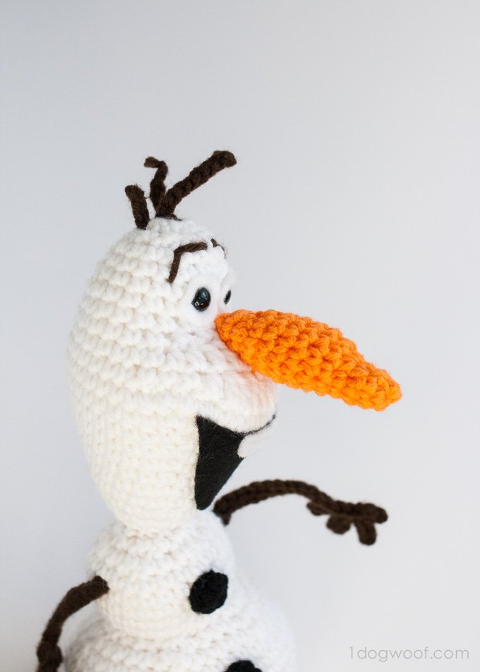 Free Olaf Frozen crochet pattern | www.1dogwoof.com