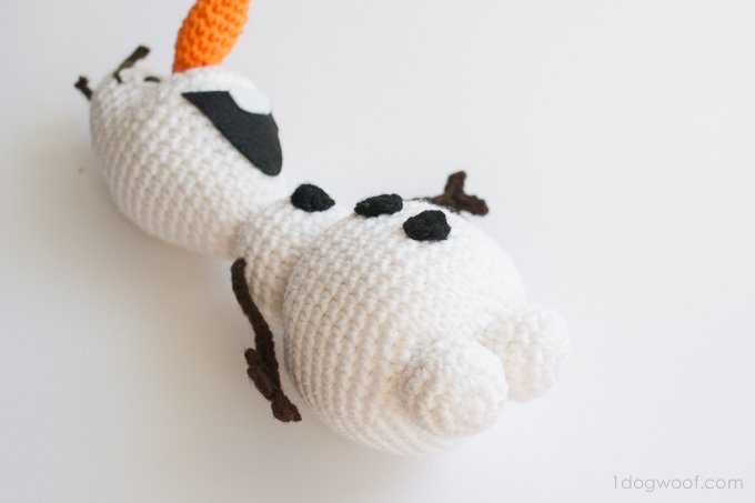 Cute Olaf Frozen crochet pattern! FREE! | www.1dogwoof.com