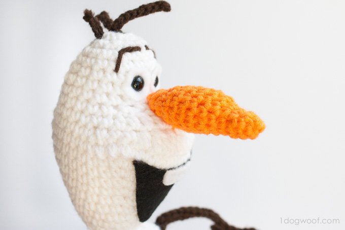 Love the head shape of this Olaf from Frozen crochet pattern! | www.1dogwoof.com