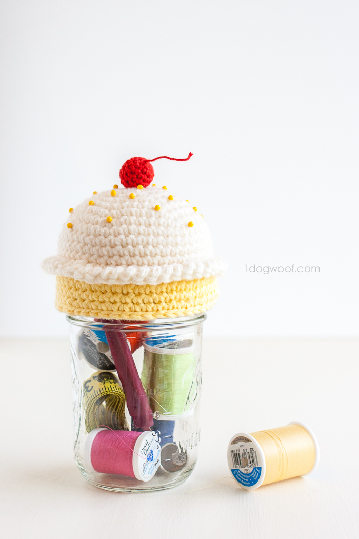 Top off a mason jar sewing kit with a cute crochet cupcake pincushion | www.1dogwoof.com