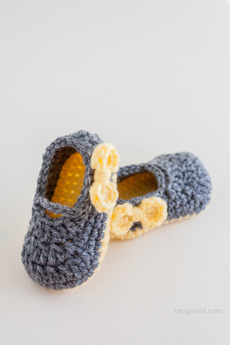 These Piper Jane crochet baby shoes are a great project for beginners, and cute too! | www.1dogwoof.com