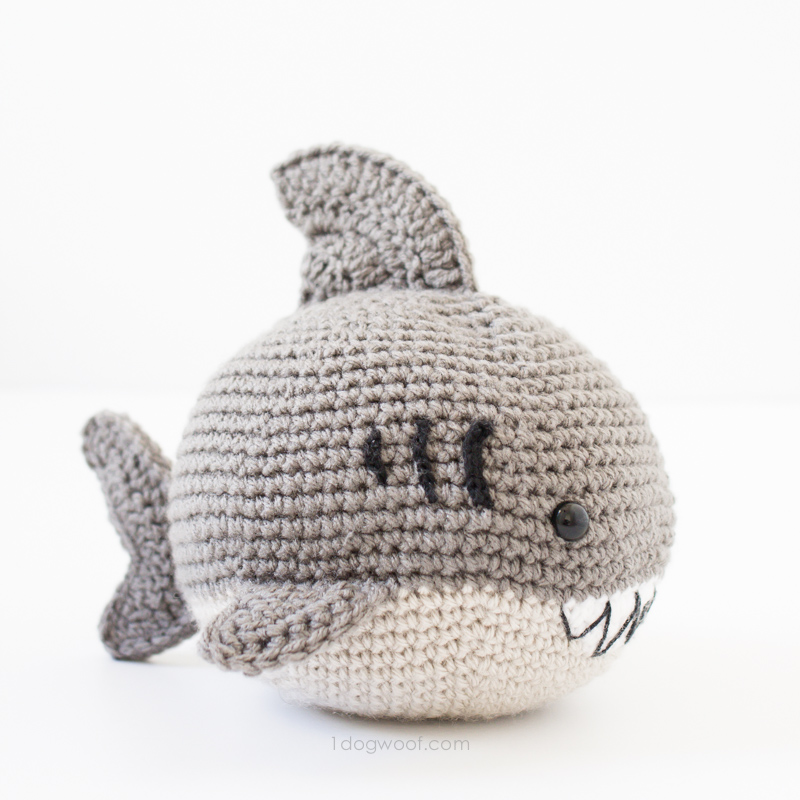 Crochet Shark amigurumi. FREE pattern to make this adorable stuffed animal! | www.1dogwoof.com