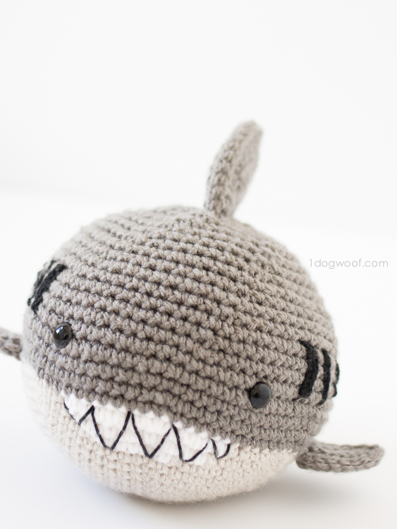 Crochet Shark amigurumi. FREE pattern to make this adorable stuffed animal! | www.1dogwoof.com